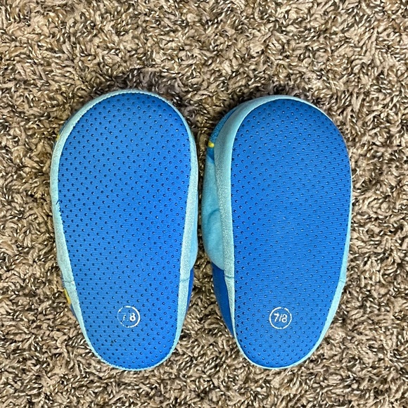 LIKE NEW BABY SHARK SLIPPERS - Picture 3 of 5